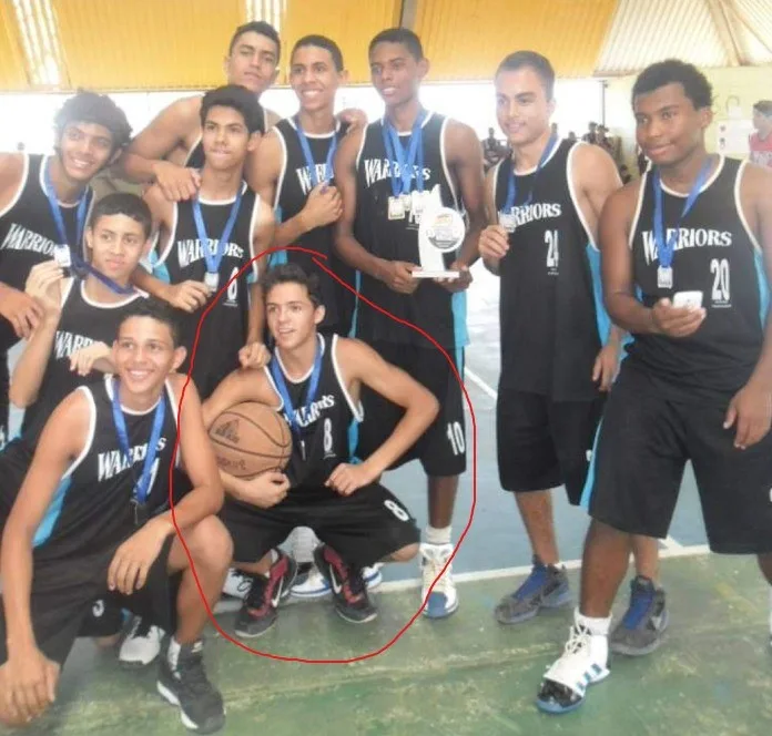 Gil de uniforme do time de basquete